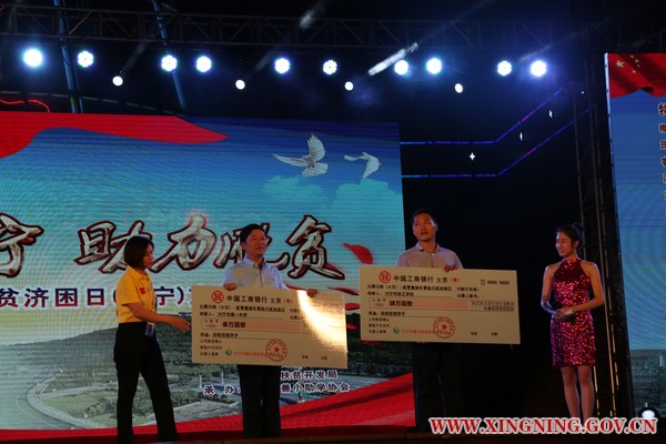 环球国际
善小助学协会向环球国际
一中捐赠3万元、技工学校捐赠4万元.jpg